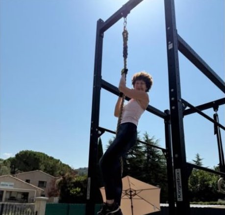 Montée de corde sur la cage extérieure du park